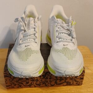 New Nike White Mens Sneakers with Neon Yellow Accents Size US 11.5